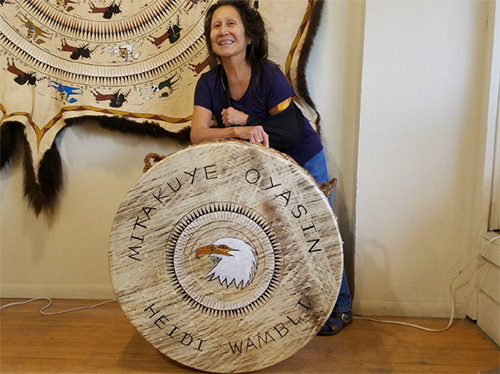 Künstlerin Sonya Holy Eagle mit der PowWow Trommel